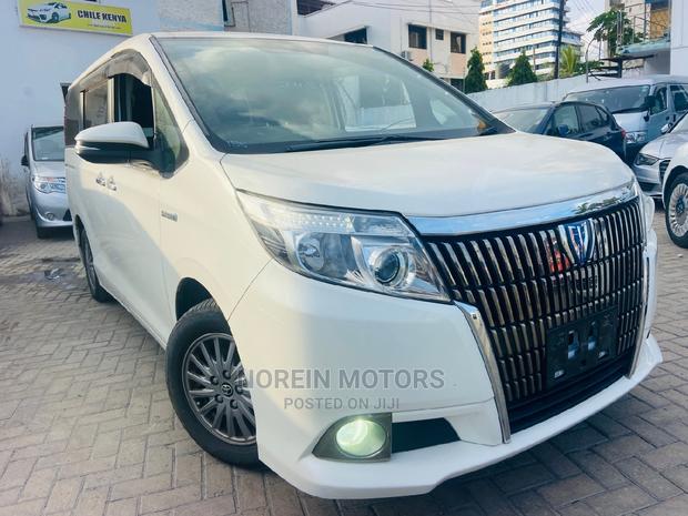 Toyota Esquire 2015 Off White - main view