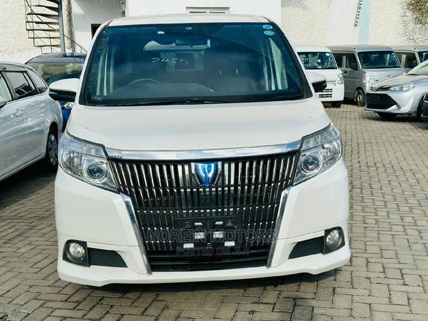 Toyota Esquire 2015 White - main view