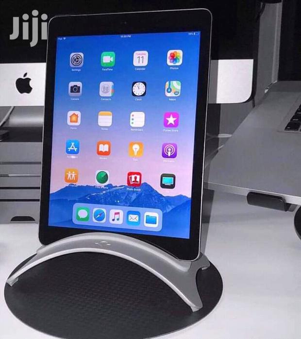 Apple iPad 2 Wi-Fi 16 GB Silver - main view