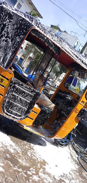 Bajaj 2018 Yellow - thumbnail 2