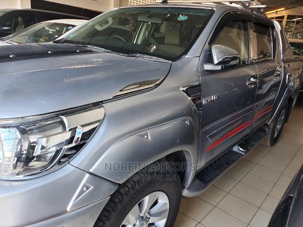 Toyota Hilux 2017 Silver - thumbnail 3