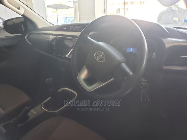 Toyota Hilux 2017 Silver - thumbnail 4