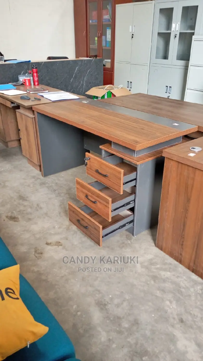 1.4m Office Desk With Spacious Drawers