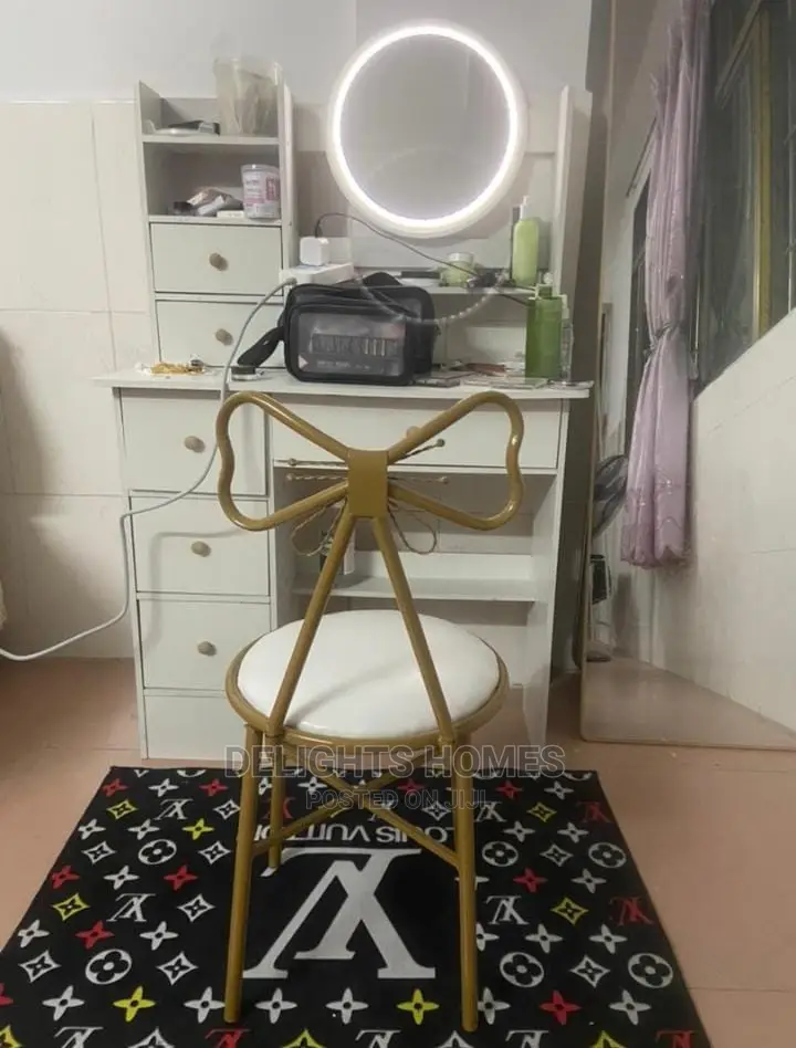*Minimalist Make-Up/Dressing Table