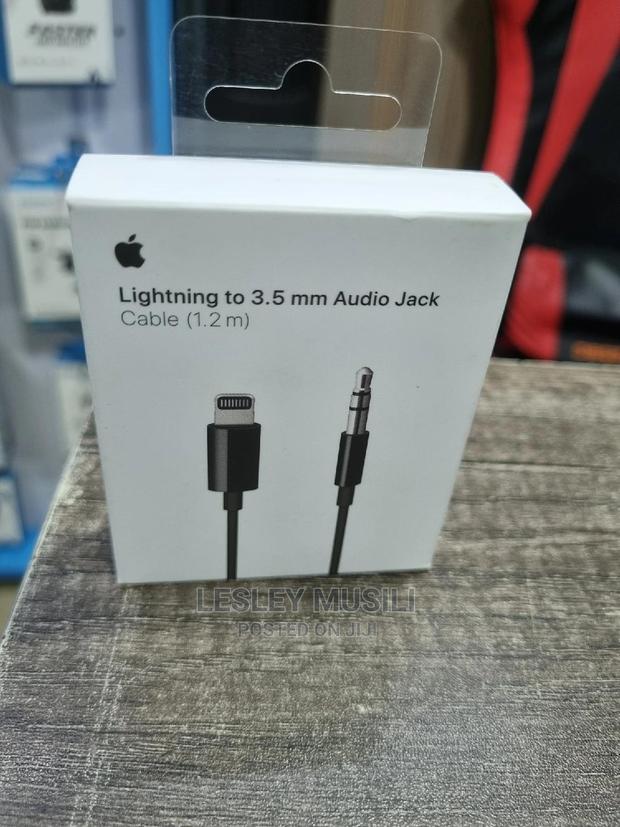 Lighting to 3.5mm Audio Jack - main view