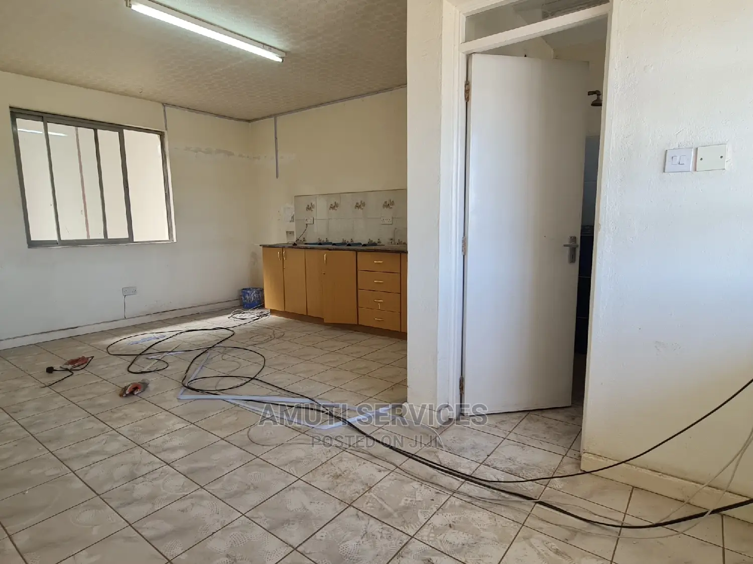 Sabaki: 6,500sqft Godown to Let