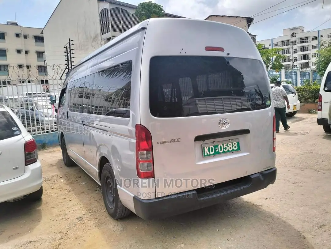 Toyota HiAce 2015 Silver