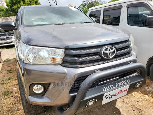 Toyota Hilux 2016 Gray - thumbnail 2