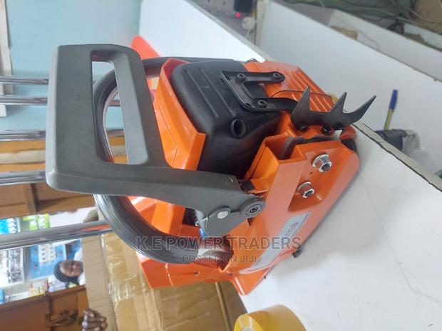 Heavy Duty Cutting Husqvarna 272xp Powersaw - main view