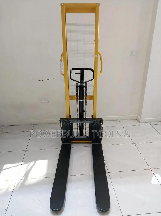 2tonne Manual Hydraulic Stacker. - thumbnail 3