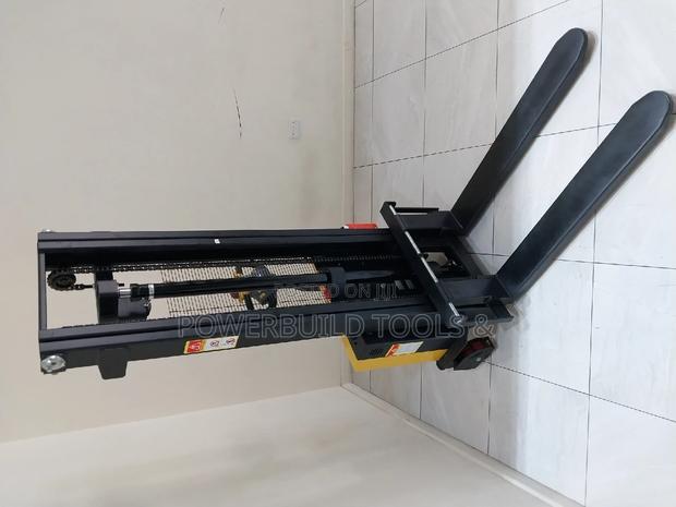 Electric Stacker 1.5tonnes - thumbnail 4
