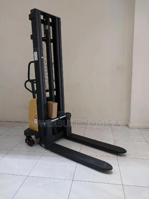 1.5tonnes Semi Electric Stacker - thumbnail 2