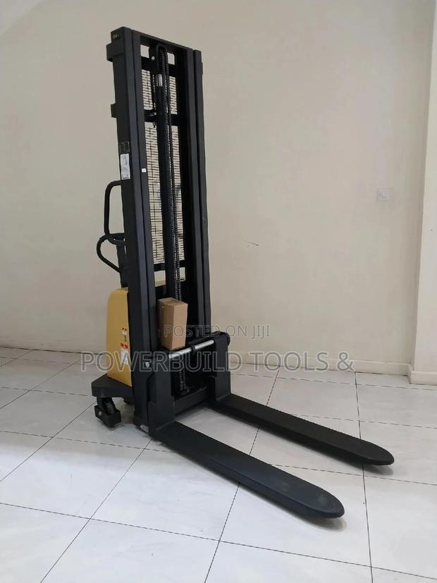 1.5tonnes Semi Electric Stacker - thumbnail 3