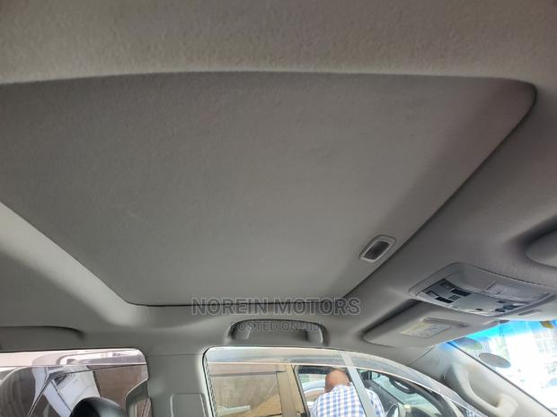 Toyota Land Cruiser Prado 2017 Off White - thumbnail 4