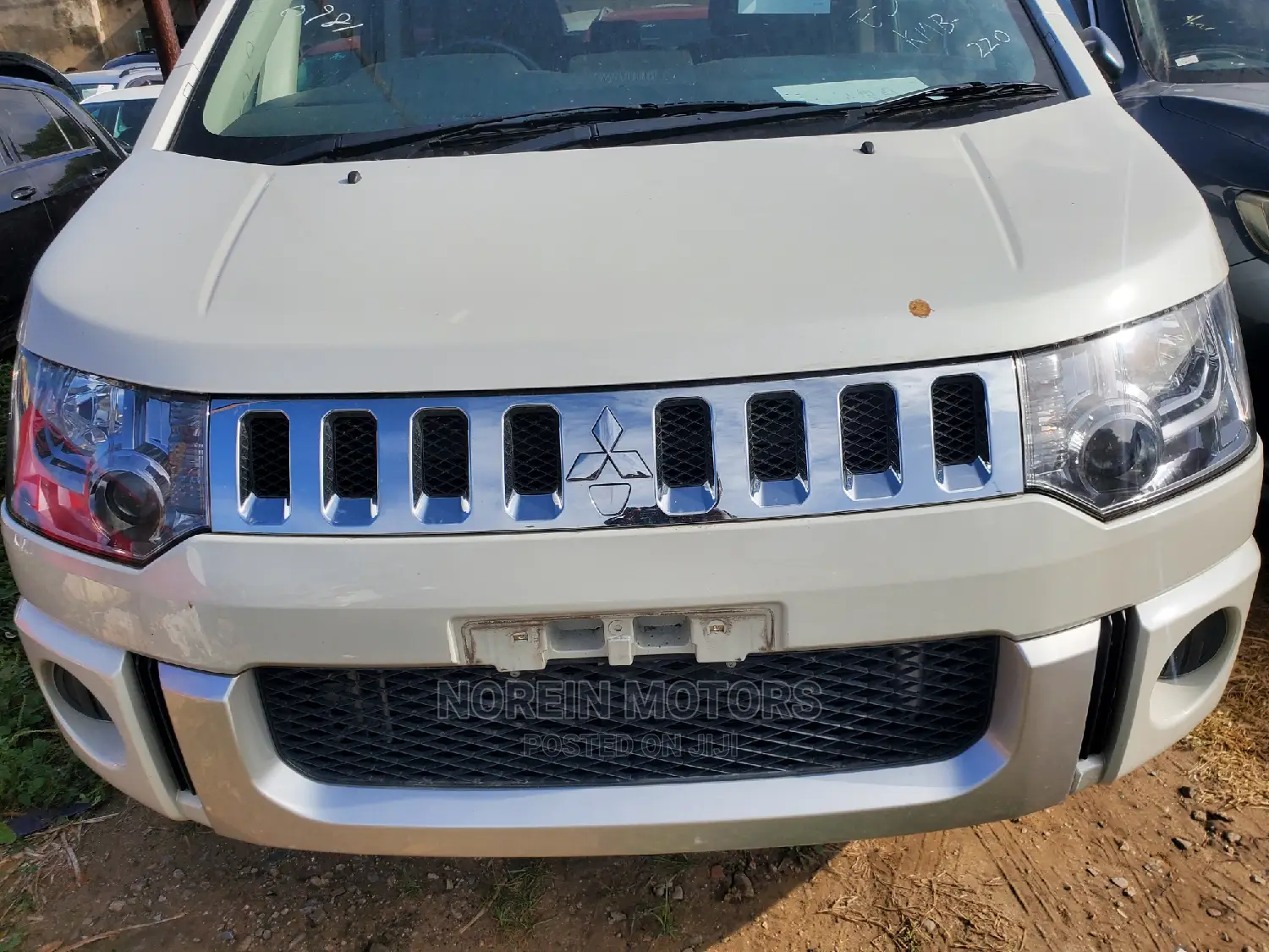 Mitsubishi Delica 2015 Off white