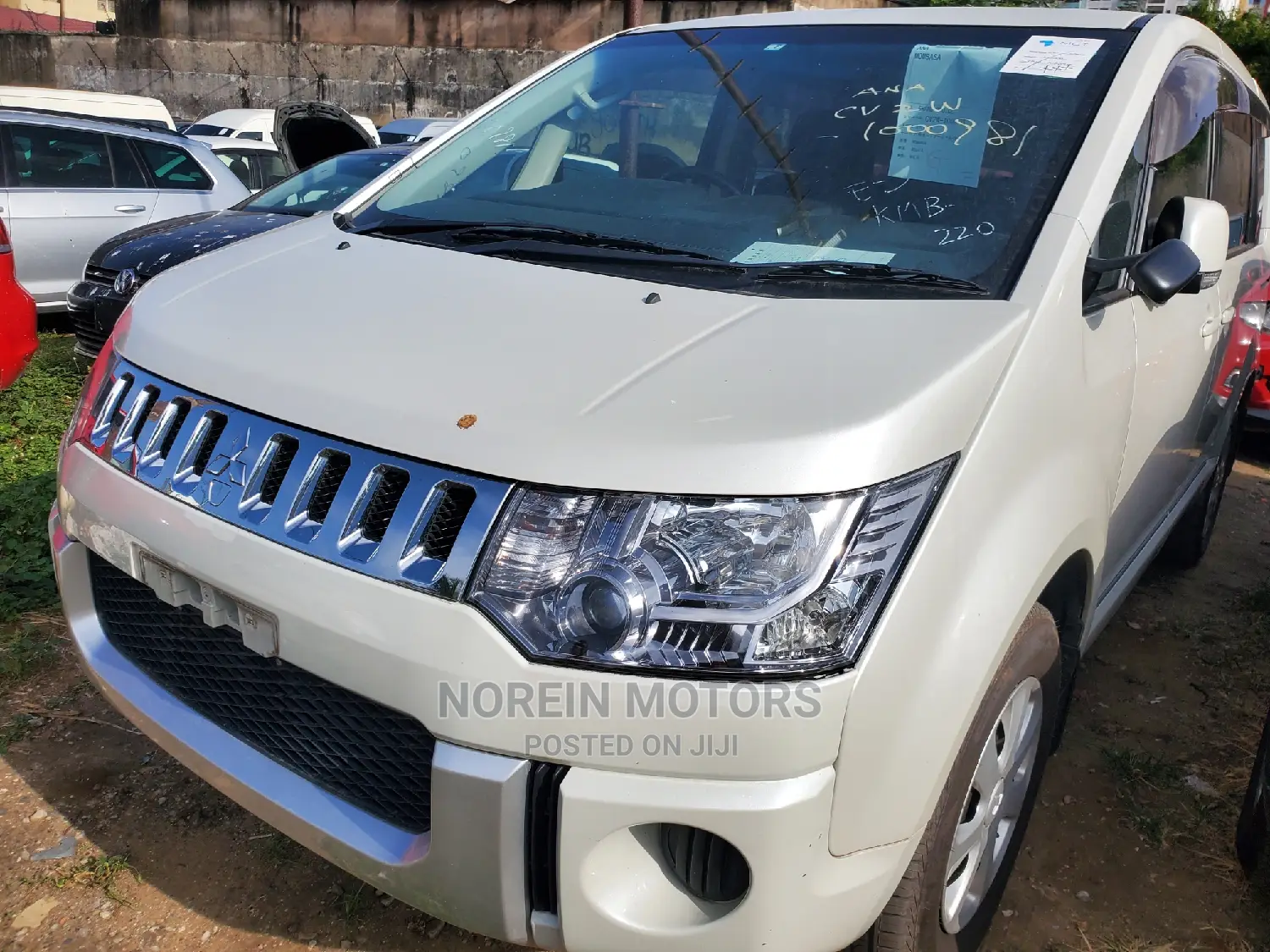 Mitsubishi Delica 2015 Off white