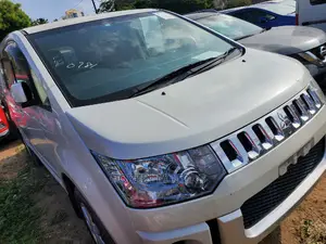 Mitsubishi Delica 2015 Off white