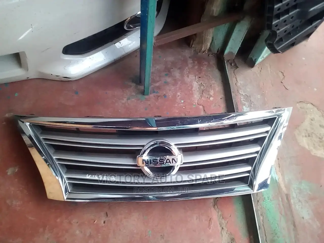 Nissan Latio 2012/2013 Grill
