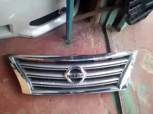 Nissan Latio 2012/2013 Grill