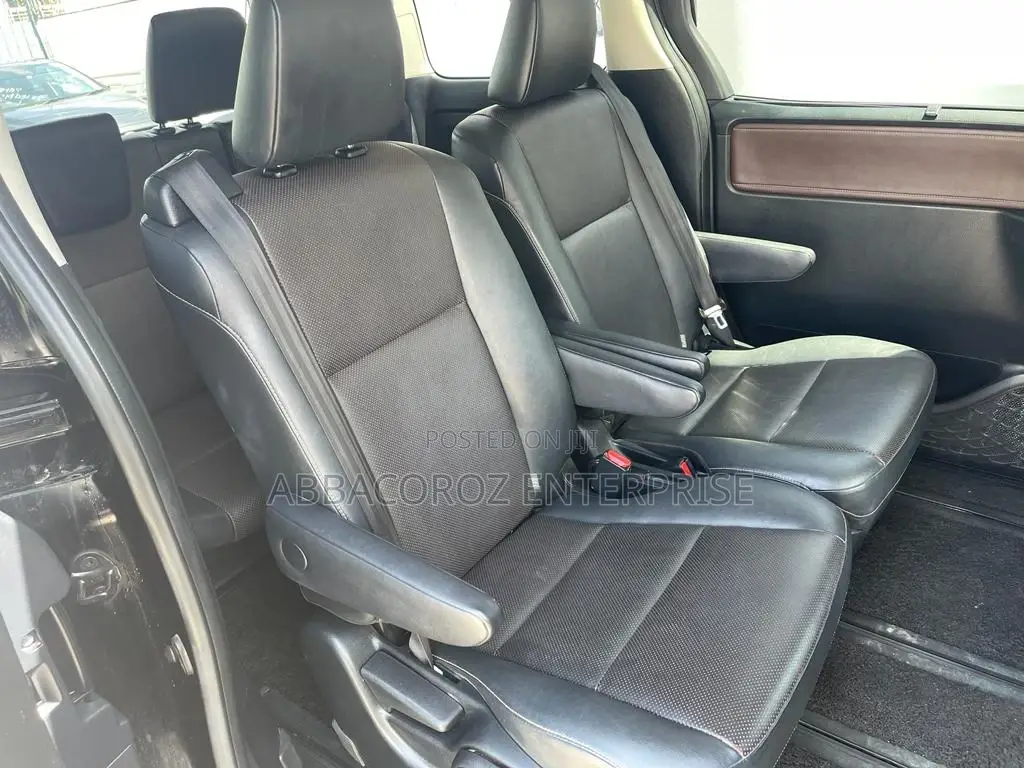 Toyota Esquire 2.0 AWD (8 Seater) 2015 Black