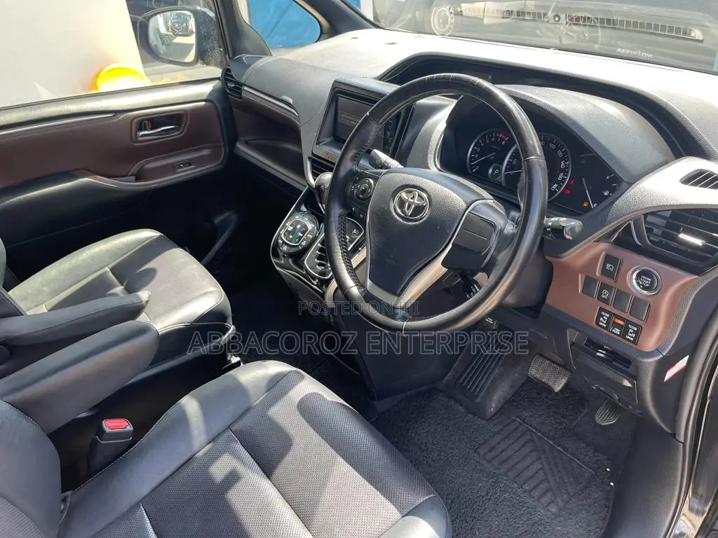Toyota Esquire 2.0 AWD (8 Seater) 2015 Black