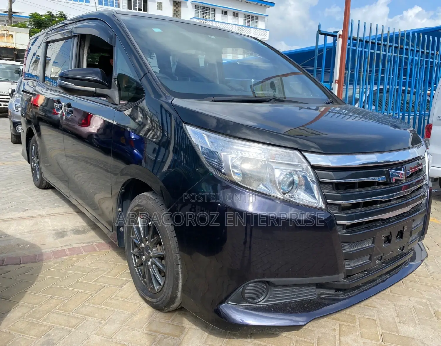 Toyota Noah 2.0 AWD (8 Seater) 2016 Black
