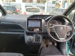 Toyota Noah 2.0 AWD (8 Seater) 2015
