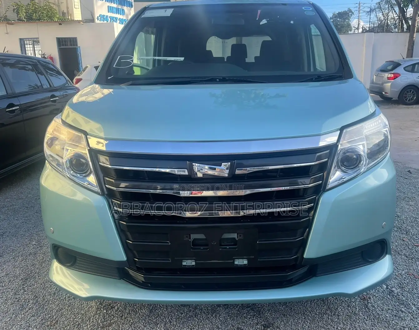 Toyota Noah 2.0 AWD (8 Seater) 2015