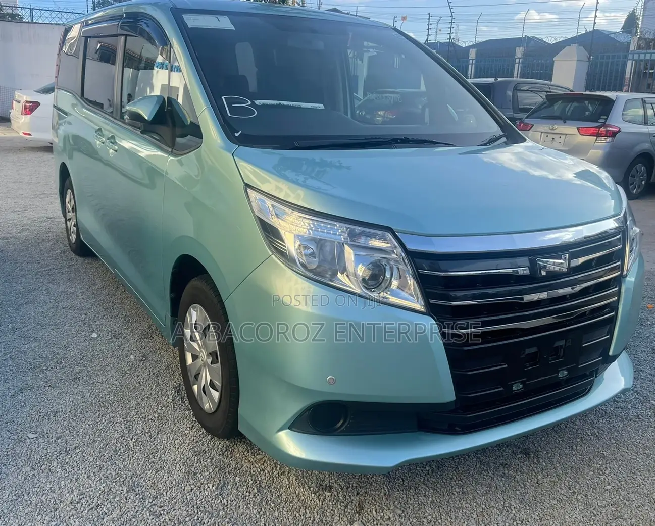 Toyota Noah 2.0 AWD (8 Seater) 2015