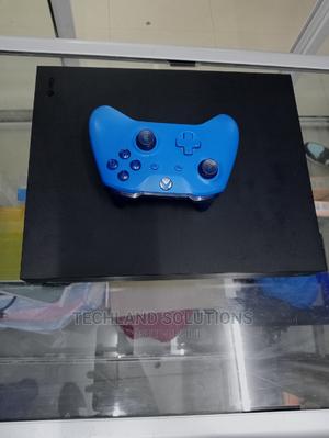 Microsoft Xbox One X - main view