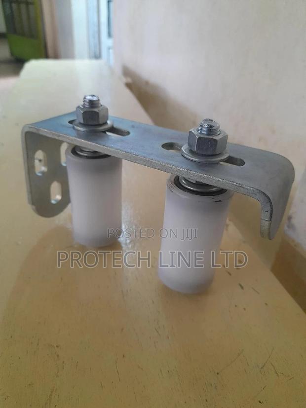 Sliding Gate Upper Guide L Bracket With Rollers - thumbnail 3