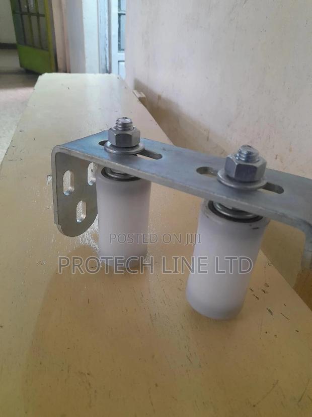 Sliding Gate Upper Guide L Bracket With Rollers - thumbnail 4
