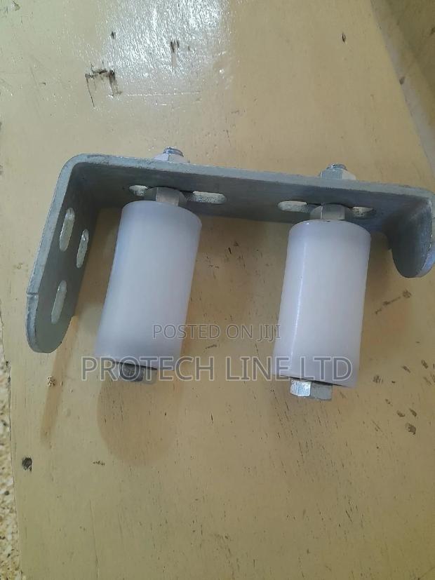 Sliding Gate Upper Guide L Bracket With Rollers - thumbnail 5