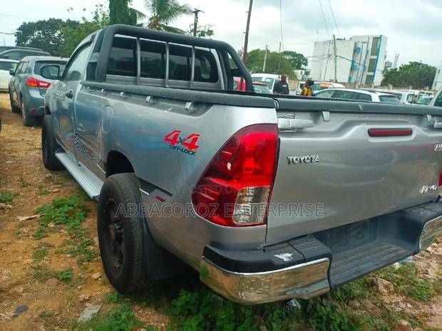Toyota Hilux WORKMATE 4x4 2015 Silver - thumbnail 6
