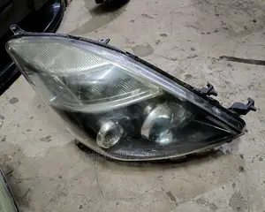 Toyota Isis Xenon Headlight