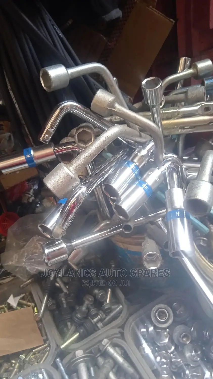 Universal Wheel Spanners