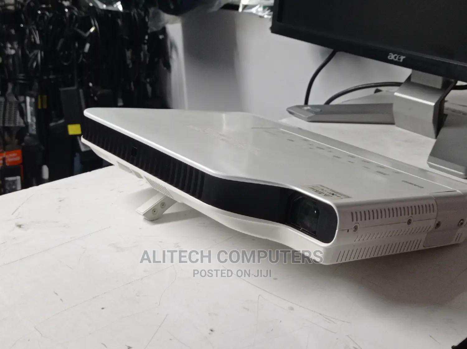 Utrla Slim Casio Projector