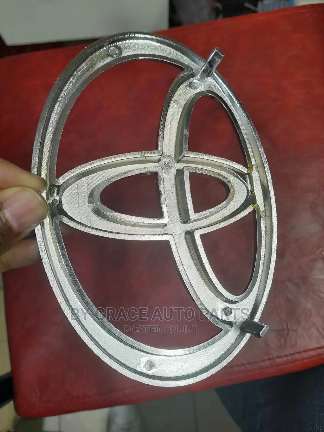 Hilux Vigo Front Grill Logo/Emblem With Hooks