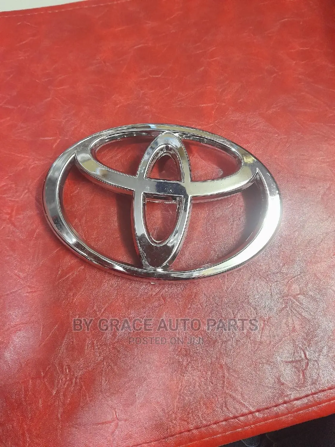 Hilux Vigo Front Grill Logo/Emblem With Hooks