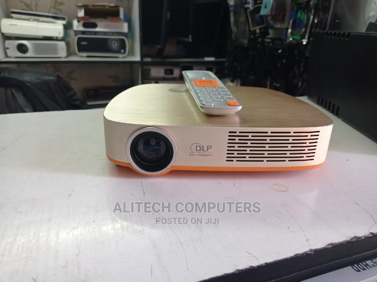 Utrla Slim Projector