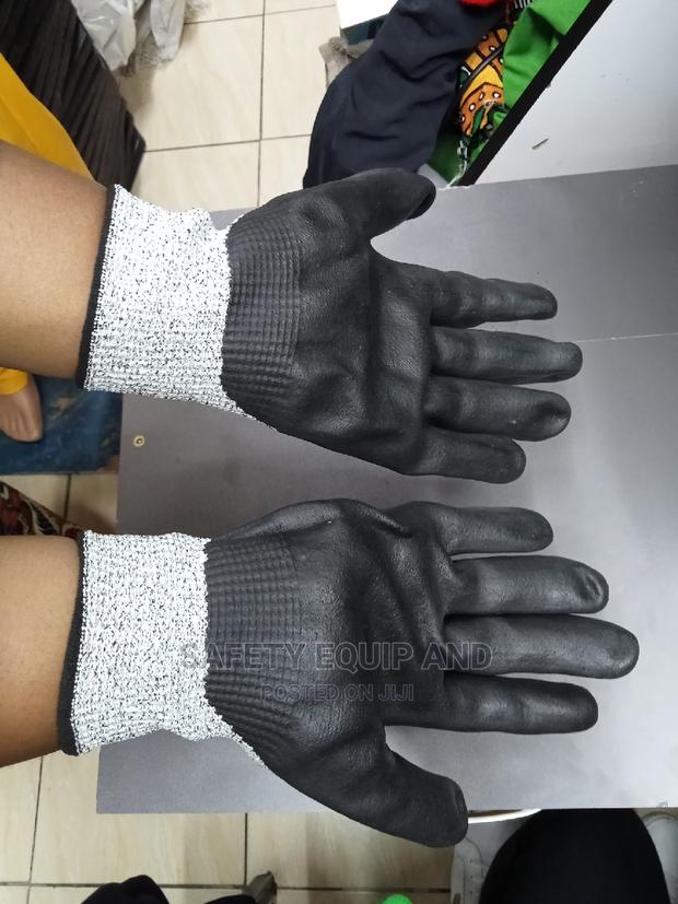 Black Cut-Resistant Gloves - thumbnail 2