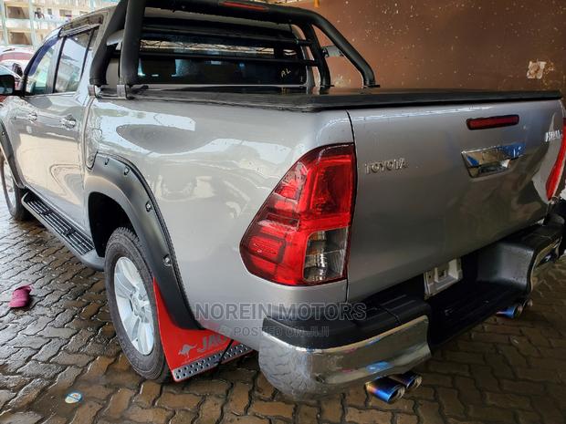 Toyota Hilux 2016 Gray - thumbnail 4