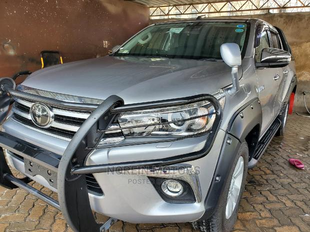 Toyota Hilux 2016 Gray - thumbnail 2