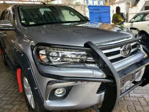 Toyota Hilux 2016 Gray