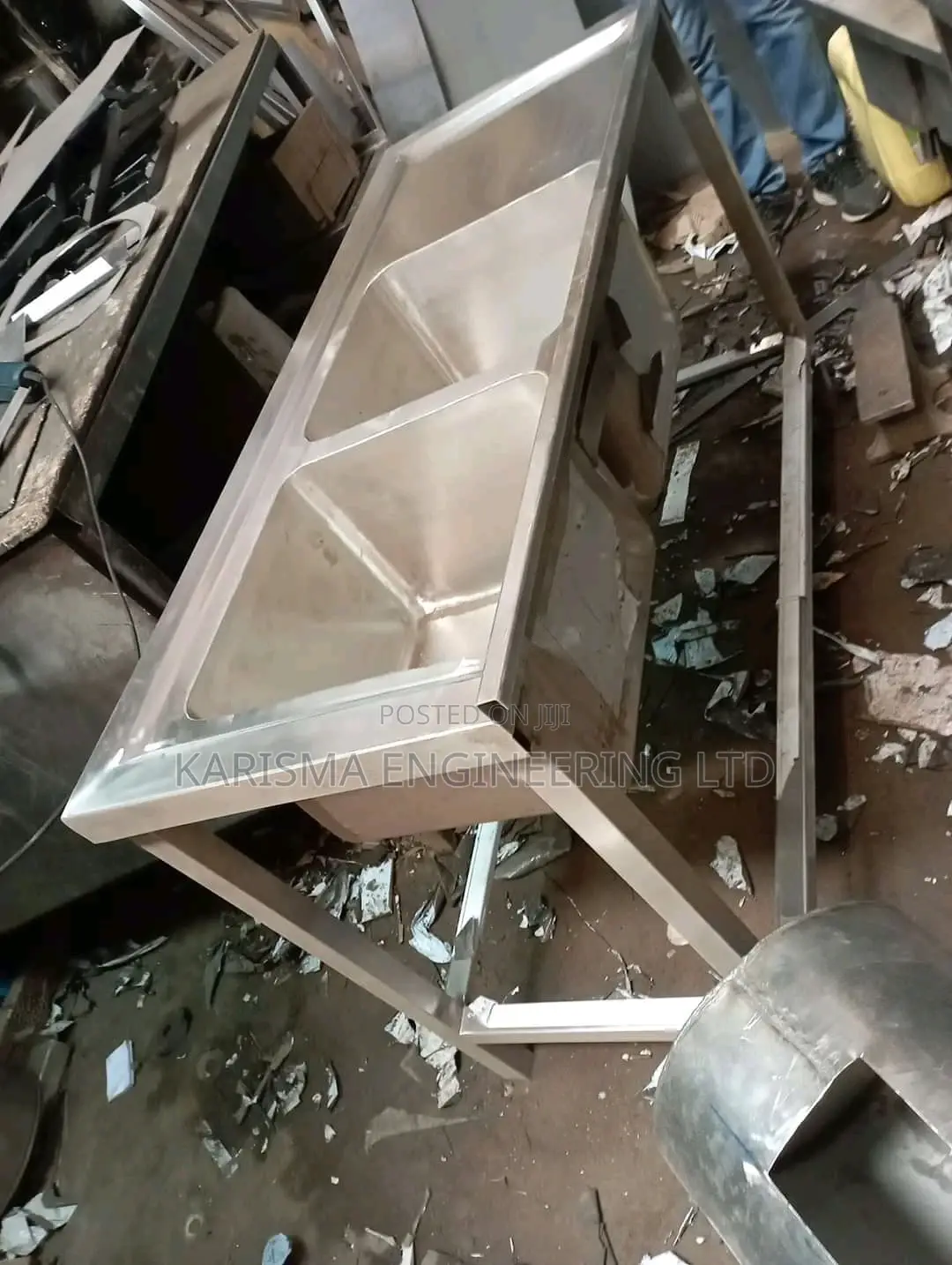 Shinny Stainless Double Sink With Undershelf