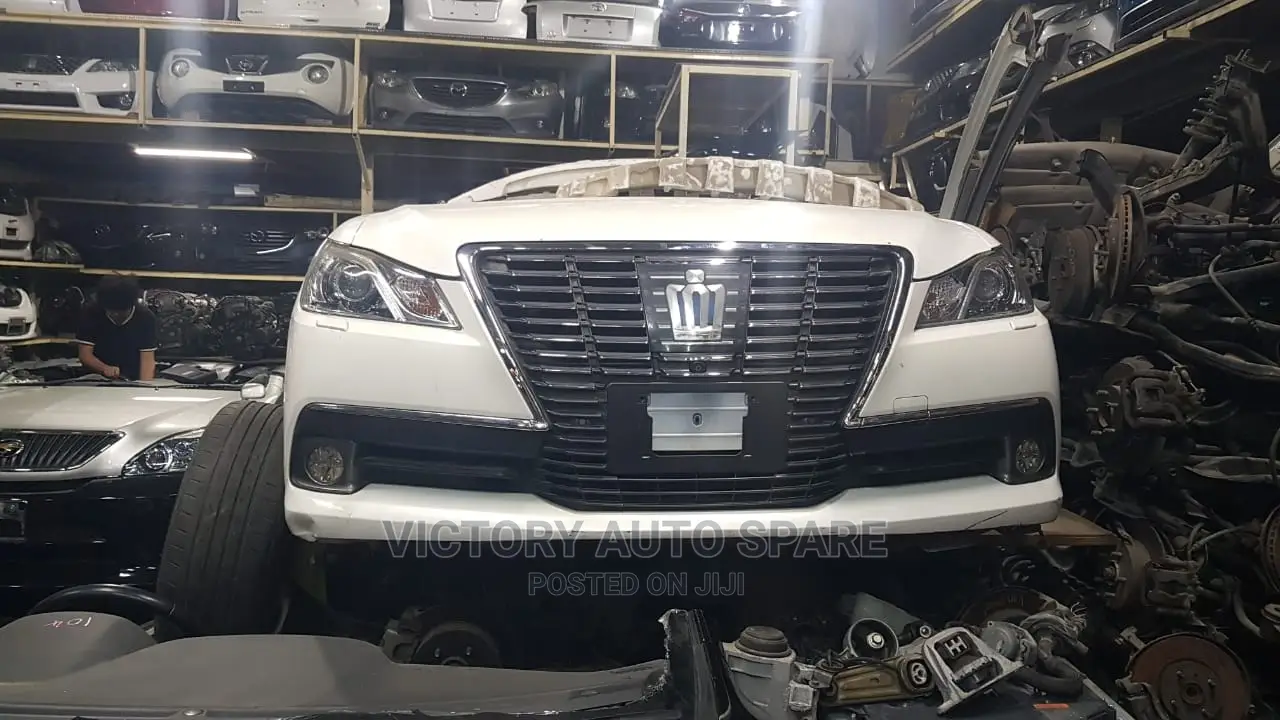 Toyota Crown Royal Saloon 2013/2014 Nosecut