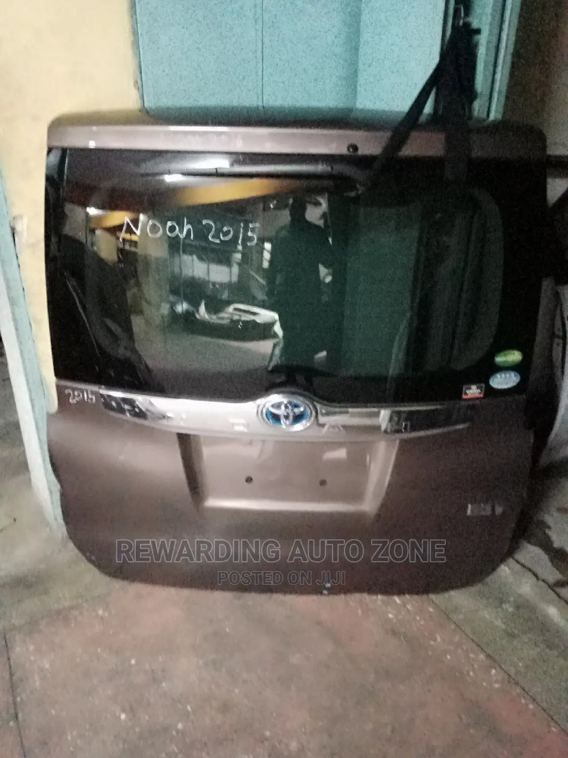 Noah 2015 New Model Tailgate.
