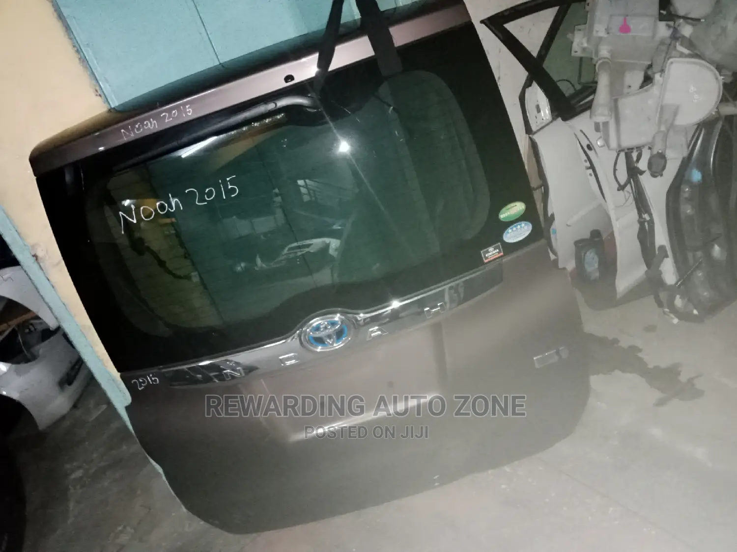 Noah 2015 New Model Tailgate.