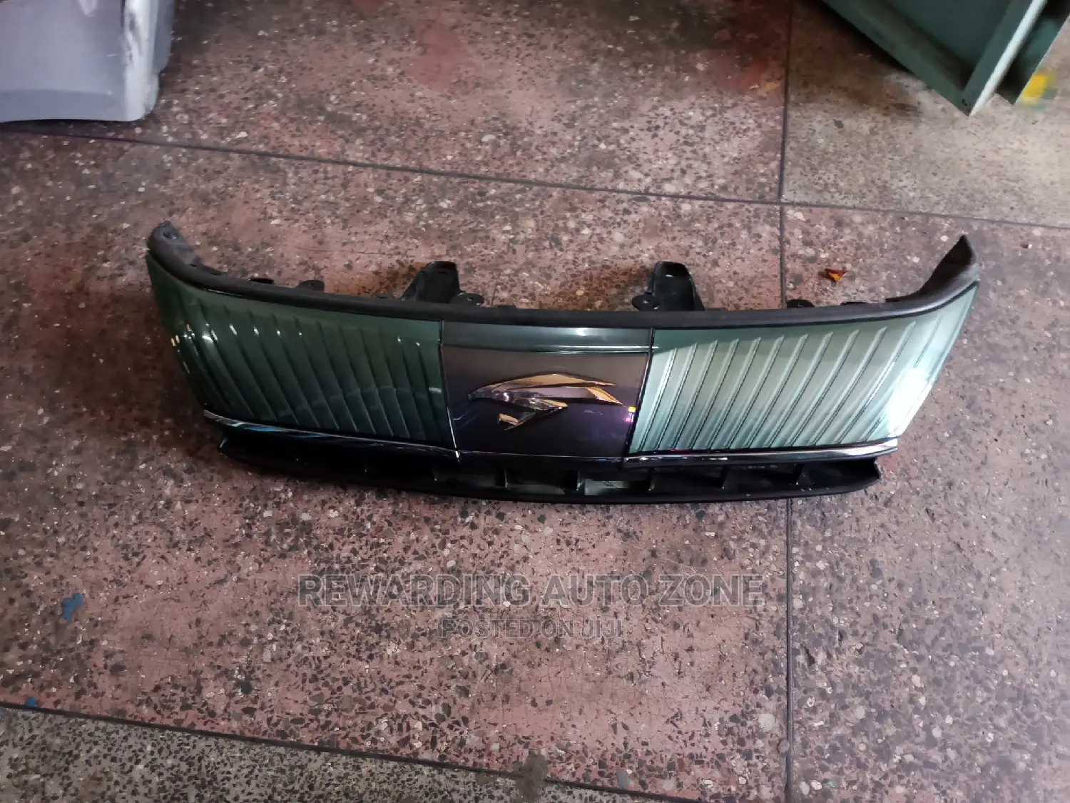 Harrier 2018 Center Grille