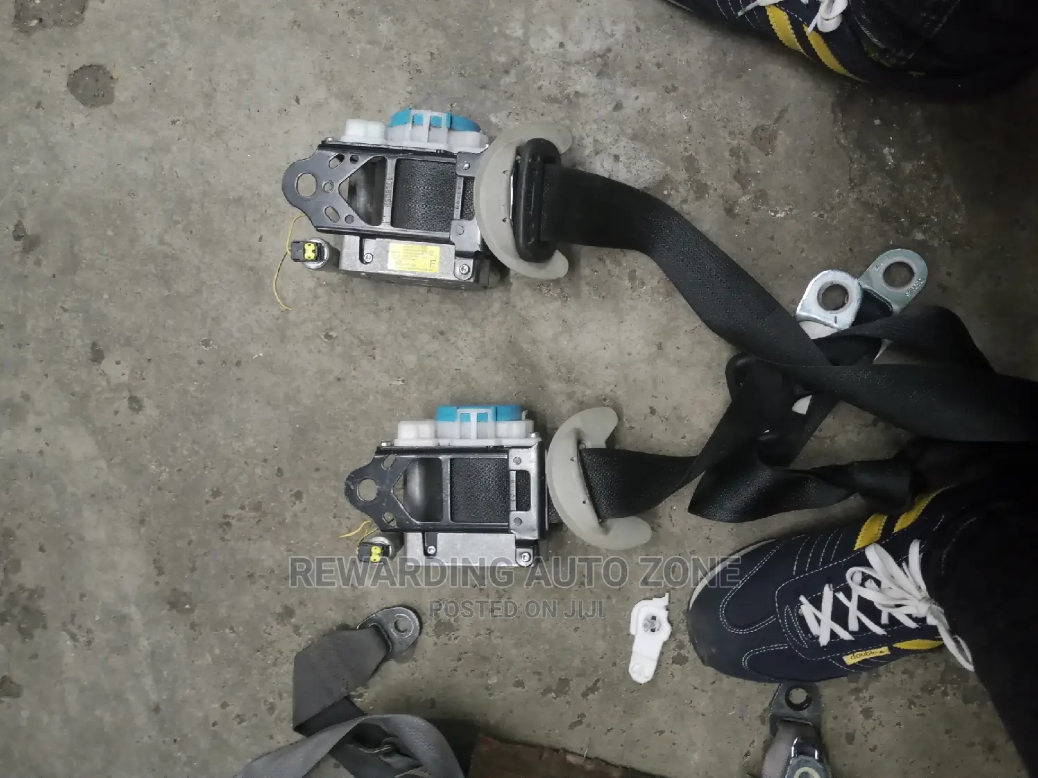 Axio 2013 Seat Belts.